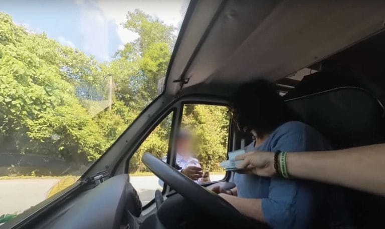 Video Tular – Anggota Trafik Tawar Diskaun Saman kepada Pasangan Britain