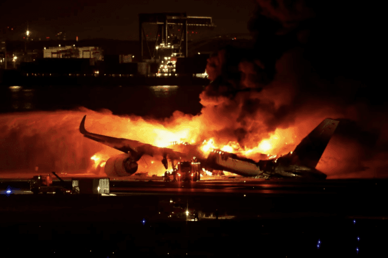Pesawat Japan Airlines Bertembung dan Terbakar di Landasan