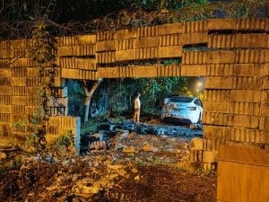 Tesla Model 3 Rempuh Tembok Perumahan di Serdang – Pemandu Dakwa Jalan Gelap