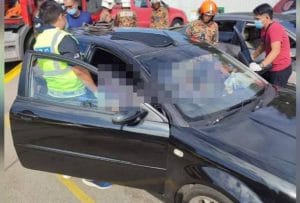 Dua Individu Ditemui Maut Dalam Satria Neo di Parkir Stesen Minyak
