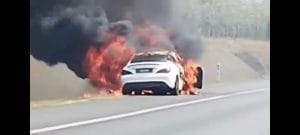 Mercedes-Benz Terbakar, Dua Individu Sempat Selamatkan Diri