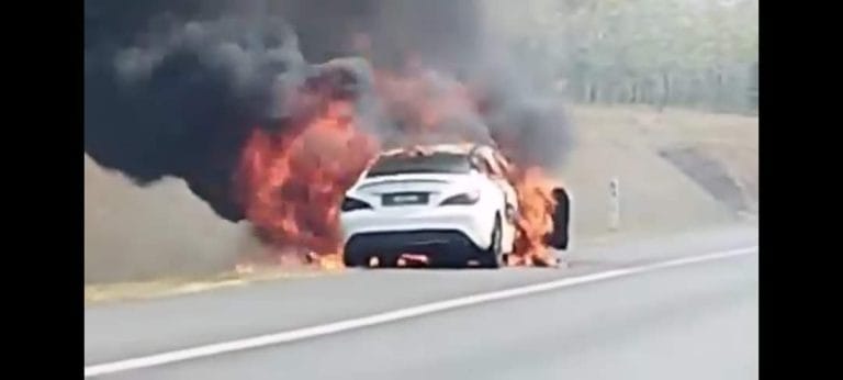 Mercedes-Benz Terbakar, Dua Individu Sempat Selamatkan Diri