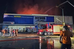 Pasar Raya Mydin Manjoi Terbakar, Bomba Diarah Keluar Akibat Runtuhan