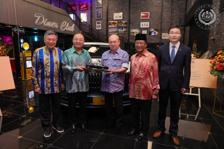 YDPA Sultan Ibrahim Jadi Pemilik Pertama Hongqi L5 di Dunia