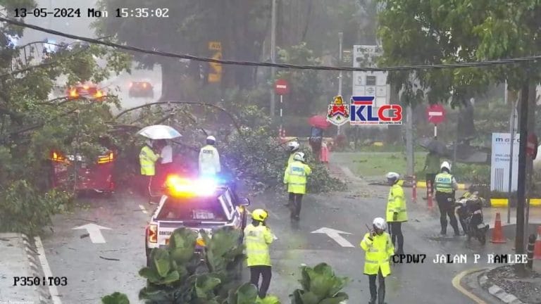 Lagi Kejadian Pokok Tumbang di Jalan Pinang, Kuala Lumpur