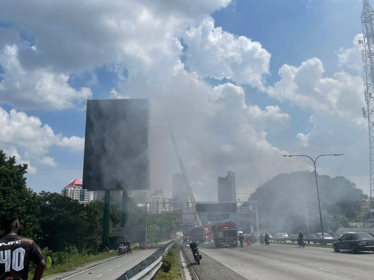 Papan Tanda Iklan di Lebuh Raya Persekutuan Terbakar – Tiga Warga Indonesia Cedera