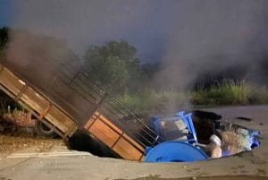 Pemandu Maut Selepas Lori Terjunam dalam Lubang Jalan Mendap