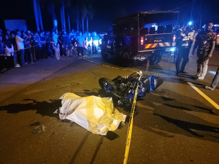 Pelajar UiTM Maut, Langgar Sebuah Kereta