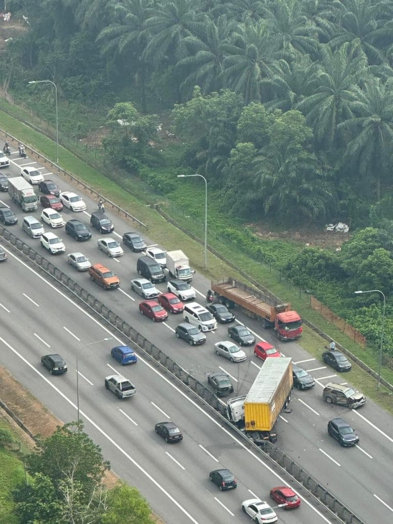 Sebuah Treler, 3 Buah Kereta Kemalangan di Lebuhraya PLUS – Sesak Sepanjang 8 KM