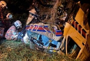 Empat Cedera, Ambulans Terbabas dalam Parit