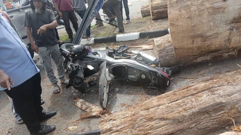 Wanita Nyaris Maut, Dihempap Kayu Balak ketika Menunggu Lampu Isyarat