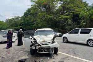 Warga Emas Maut Rempuh Dua Kereta di Bahu Jalan