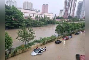 Banjir Kilat Menenggelamkan Puluhan Kereta di Ruang Parkir WTC