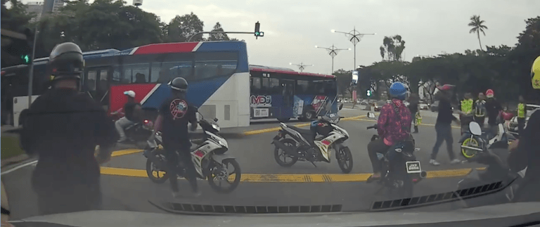 Guna Bas Halang Sekumpulan Samseng Jalan Raya, 115 Motosikal Berjaya Disita