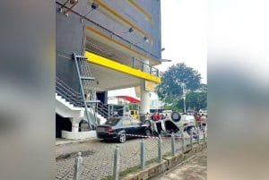Seorang Remaja Cedera, Kereta Terjunam Selepas Tertekan Pedal Minyak dari Parkir Terminal 1