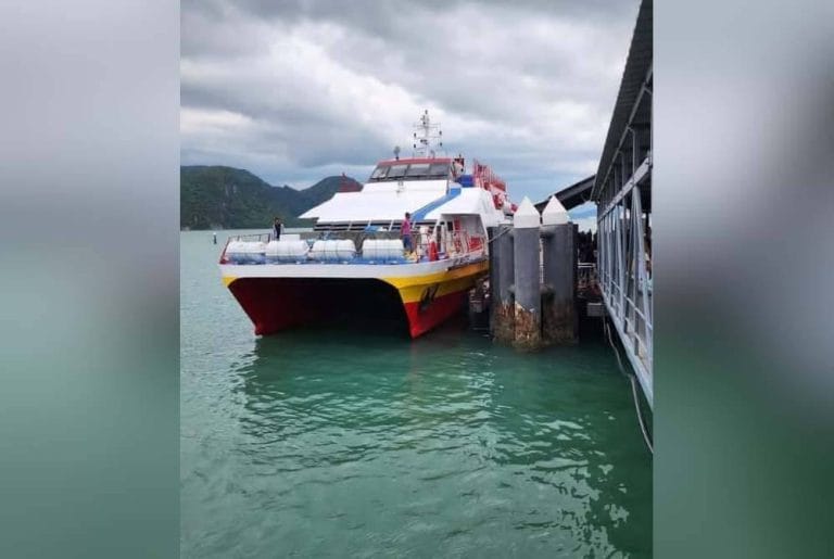 Semua Operasi Feri ke Langkawi, Kuala Kedah Dihentikan – Ombak Setinggi 5 Meter