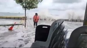 Ombak Kuat Melanda Padang Kota, Pulau Pinang – Hampir 200 Pokok Tumbang Dilaporkan
