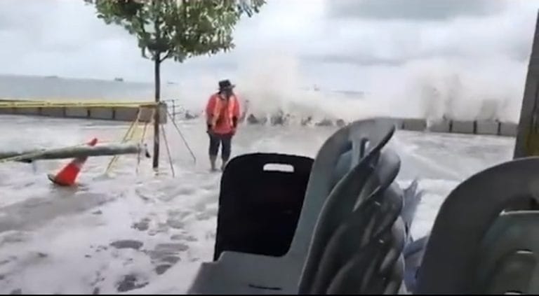 Ombak Kuat Melanda Padang Kota, Pulau Pinang – Hampir 200 Pokok Tumbang Dilaporkan