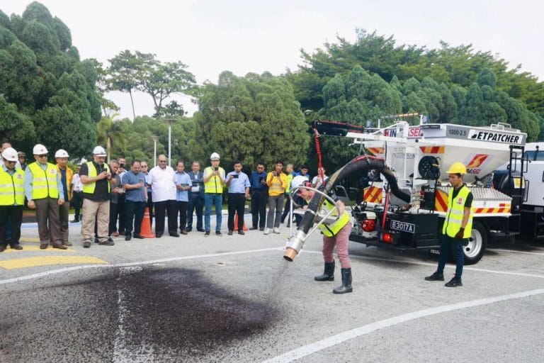 Mesin Jetpatcher Baharu Bernilai 1 Juta Kini Digunakan Untuk Menampal Lubang di Selangor – Mampu Baiki 80 Lubang Sehari