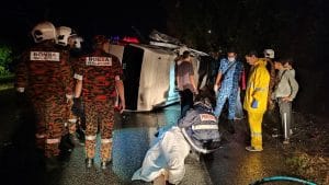Nahas Kemalangan Van Langgar Pokok – Seorang Maut, 7 Sekeluarga Cedera