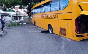 Tayar Sebuah Bas Sekolah Tenggelam Akibat Kejadian Lubang Benam