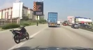 Motosikal Bergerak Tanpa Penunggang Tular, Rupanya Penunggang Terjatuh