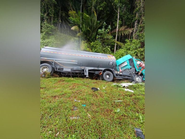Pemandu Lori Maut, Kelindan Cedera Parah – Lori Tangki Terbabas ke dalam Parit