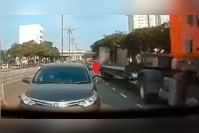 Seorang Penunggang Motosikal Maut Digilis Lori Akibat Terlanggar Cermin Sisi Kereta