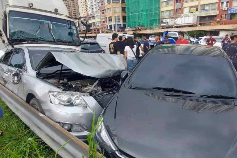 11 Kereta dan Sebuah Motosikal Dirempuh Lori di MRR2