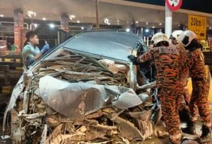Dua Warga Emas Maut, Kereta Langgar Pembahagi Tol di Sungai Besi