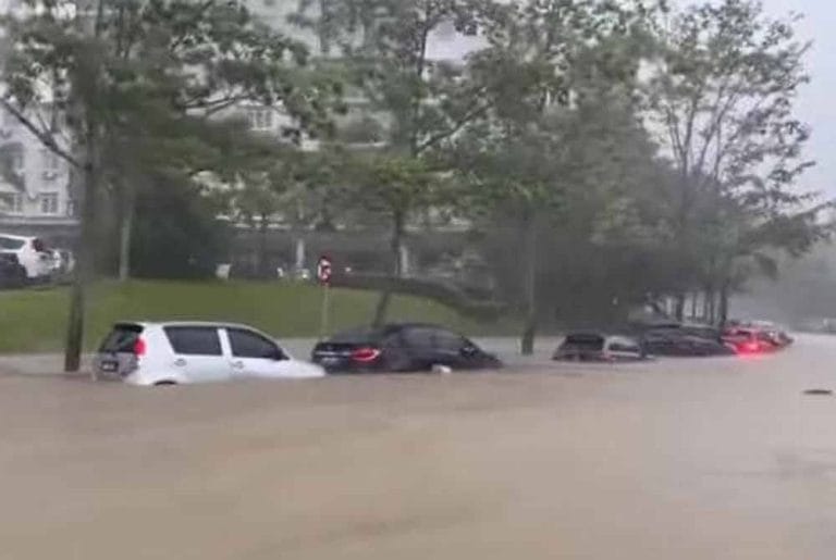 Banjir Kilat di Putrajaya, Menenggelamkan 20 Biji Kenderaan