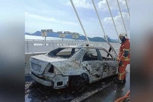 Kereta Mercedes Benz C200 Terbakar, Langgar Bateri Lori di Tengah Jalan