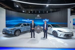 Toyota Camry 2025 Dilancarkan di KLIMS 2024: Varian Hibrid HEV, Harga Bermula RM248,800