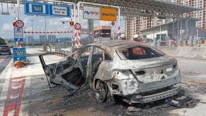 Kereta Mercedes Benz 450 Terbakar, Pemandu Didakwa Suspek Langgar Lari Motosikal