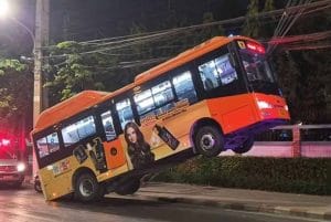 Bas Awam Buat ‘Stunt’ di Tengah Jalan – Pemandu Dakwa Jalan Licin!