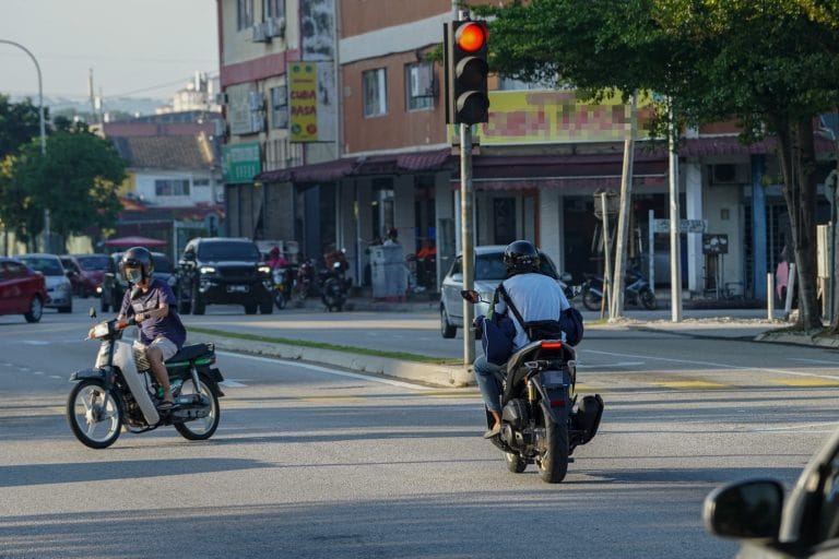 Nak Cepat Balik Beraya Merupakan Alasan Popular Pengguna Jalan Raya Langgar Lampu Isyarat Merah