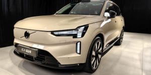 Volvo EX90 Dinobatkan Sebagai World Luxury Car of the Year 2024