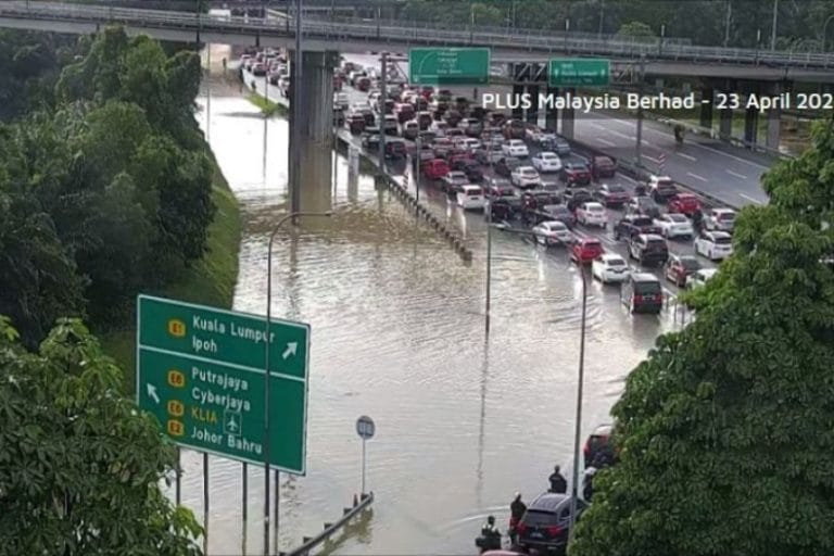 Beberapa Lebuh Raya Utama di Lembah Klang Sesak Akibat Banjir Kilat