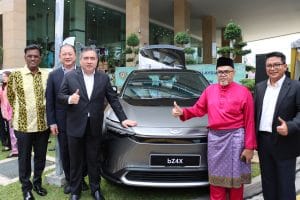 UMW Toyota Kerjasama Bersama MOT – Serah 3 Kenderaan Hibrid, 2 Kenderaan Elektrik (EV)