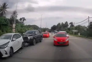 Alasan Sakit Kepala, Pemandu Hilux Rempuh Tiga Kenderaan di Lampu Merah