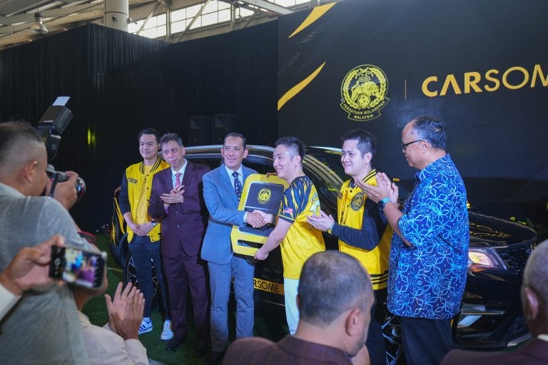 Carsome Serah 15 Kenderaan Rasmi pada FAM Bernilai Lebih RM2 Juta