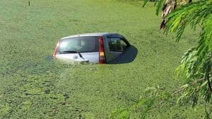 Kereta Terjunam ke Kolam Kumbahan, Dua Beranak Terselamat