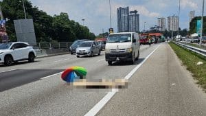 Seorang Wanita Maut Ditolak Keluar dari Van Bergerak di Lebuhraya KESAS