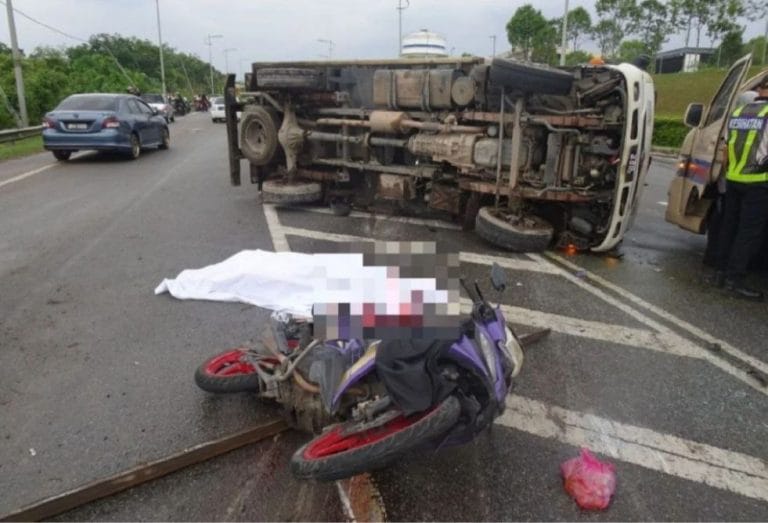 Seorang Pegawai JPJ Maut, Rempuh Lori Ais Terbalik di Tengah Jalan
