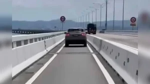 Wanita 70 Tahun Ditahan Polis Selepas Pandu Kereta di Laluan Motosikal