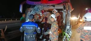 12 Individu Terselamat, Bas 2 Tingkat Langgar Lori di Lebuhraya PLUS