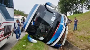 Pemandu Mengantuk, Bas Ekspres Hilang Kawalan dan Terbalik
