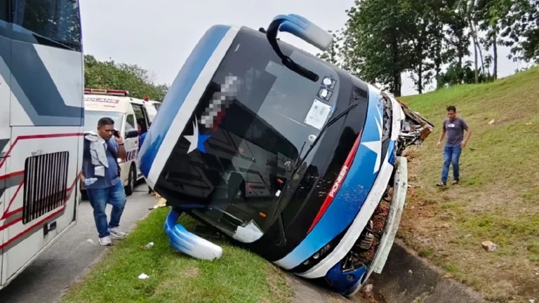 Pemandu Mengantuk, Bas Ekspres Hilang Kawalan dan Terbalik