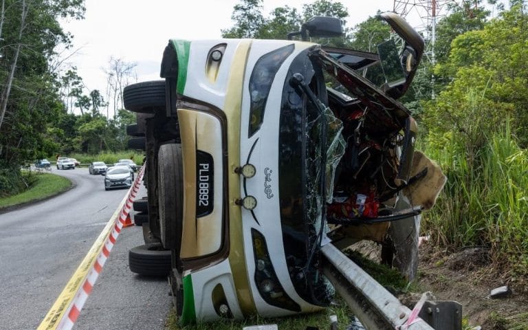 Nahas Pelajar UPSI: Bas Didakwa Hilang Kawalan, Langgar Perodua Alza
