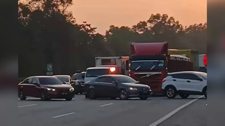 Ejen Tarik Kereta Ditahan, Halang Laluan di Lebuhraya Utara-Selatan
